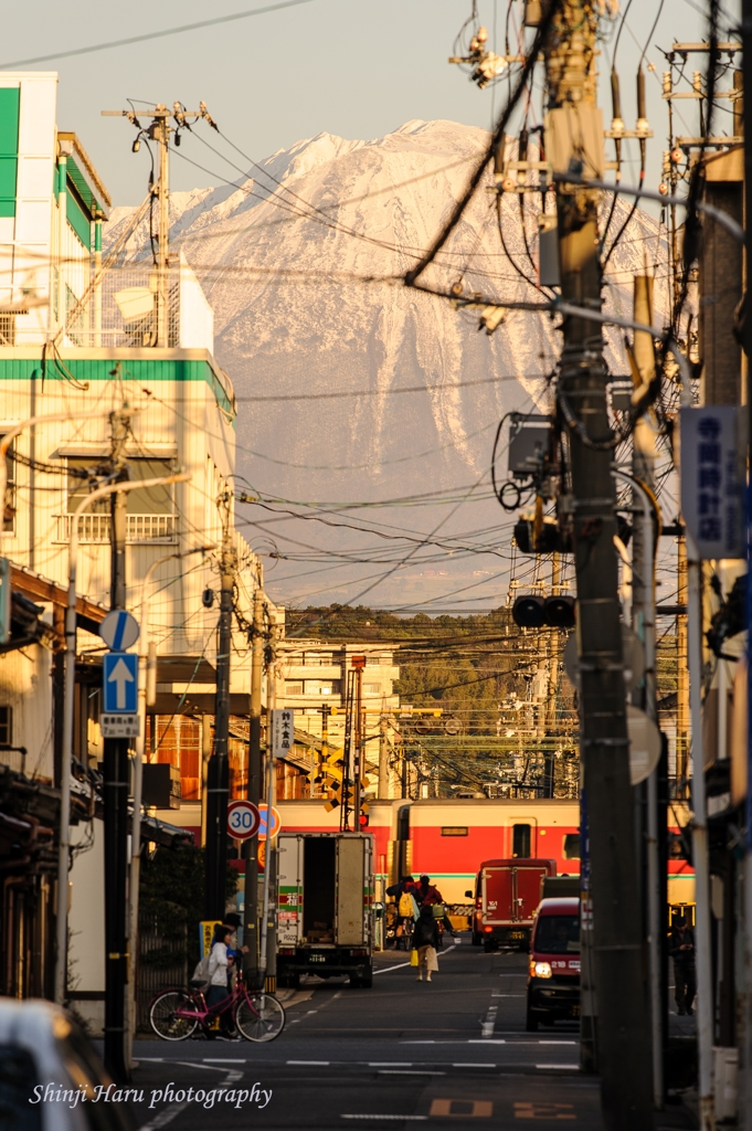 大山の見える街角の夕刻。