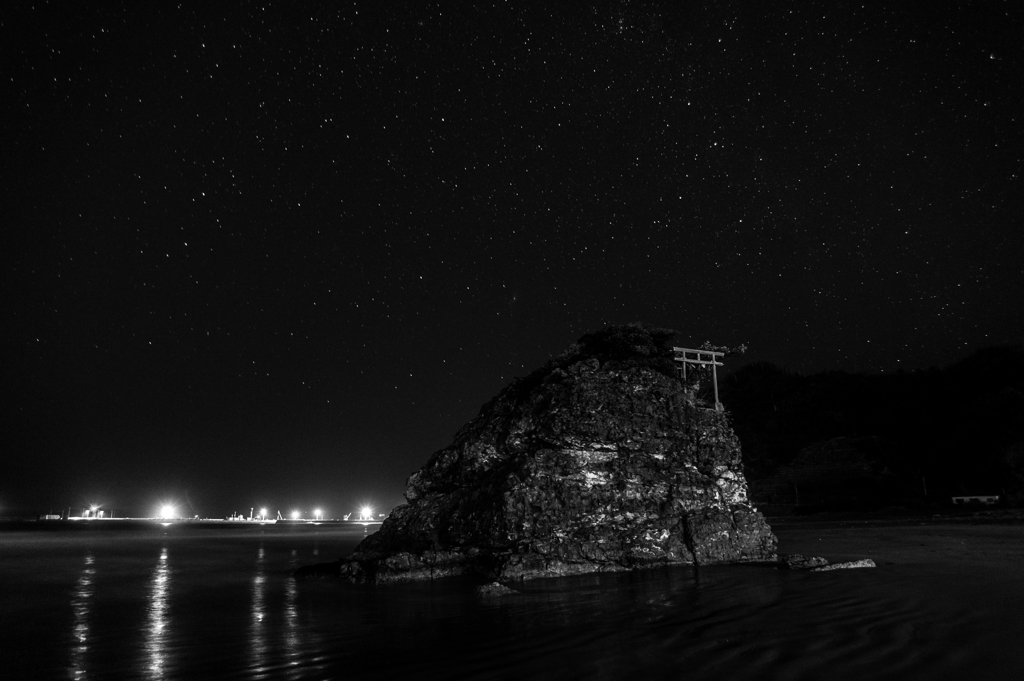 波の紋様と弁天島、星景。