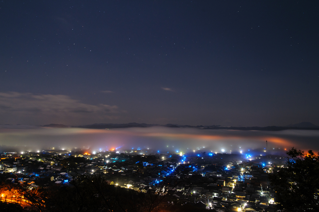 月夜の霧の街。