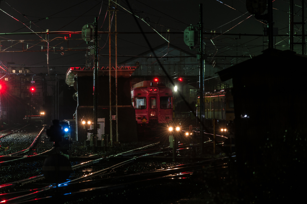 雨の夜、雲州平田駅、しまねっこ列車。