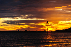 雲を染める夕日。