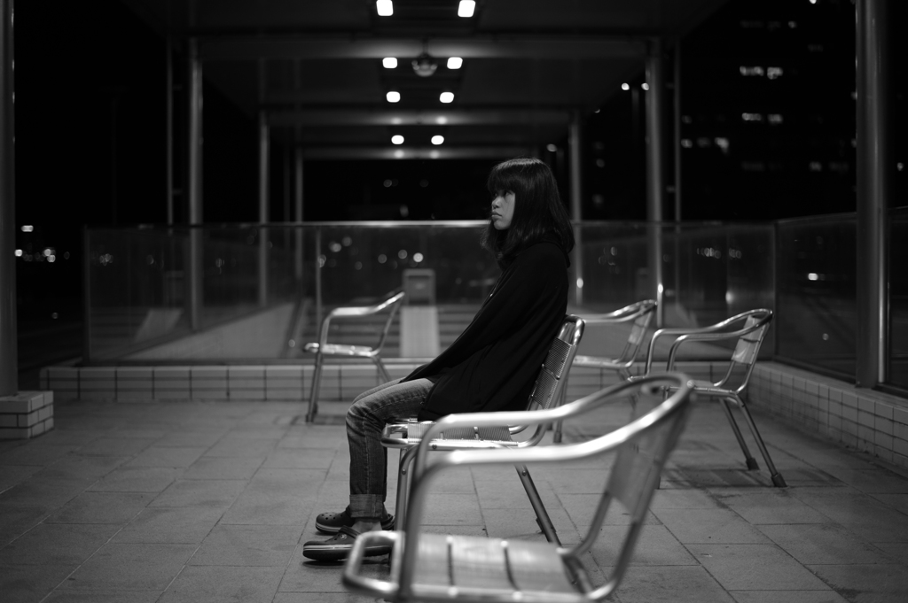 夜のベンチで。
