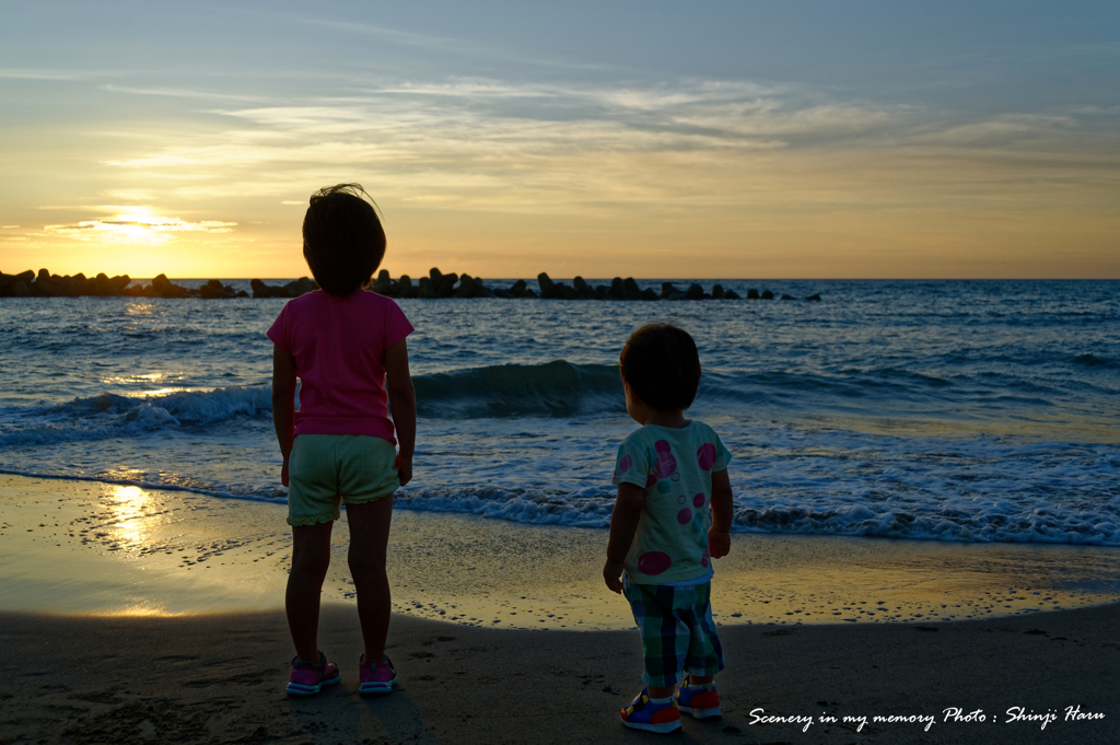 夕日と子どもたち