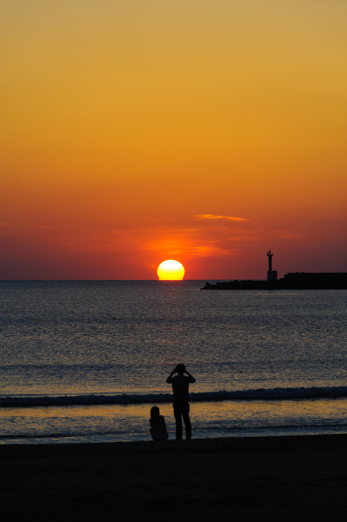 沈む夕日に・・・。