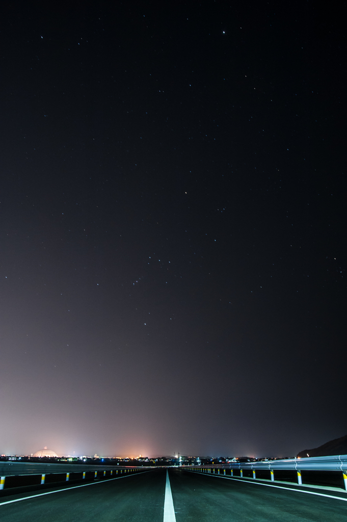 開通前の道、夜景。