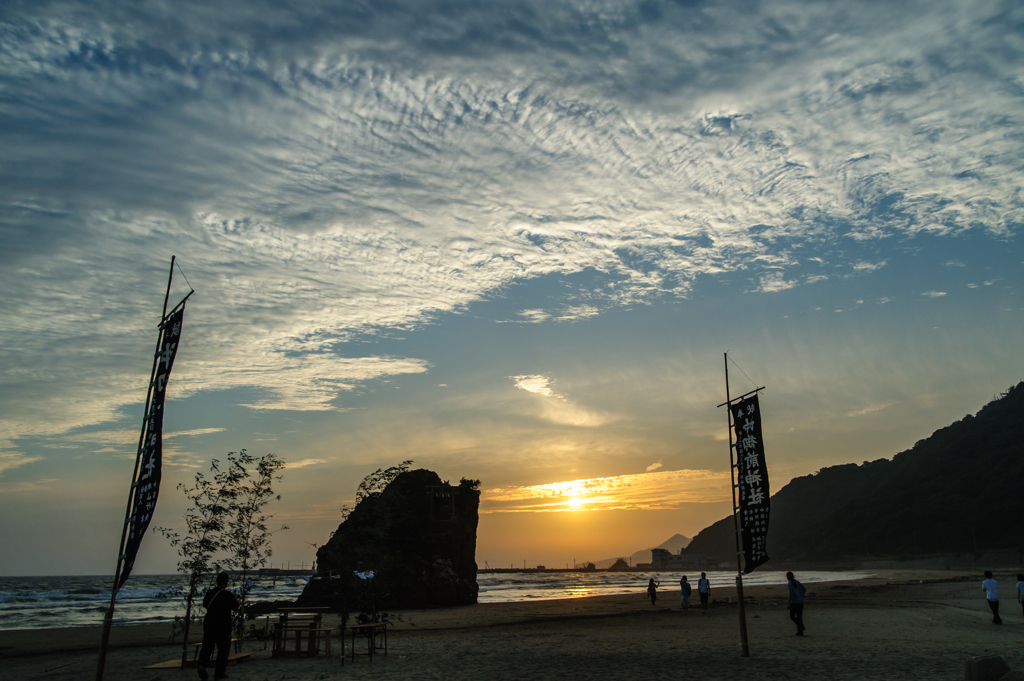 夕焼けの祭場。