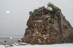 雪の弁天島。