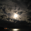 月明かりに渦巻く雲。