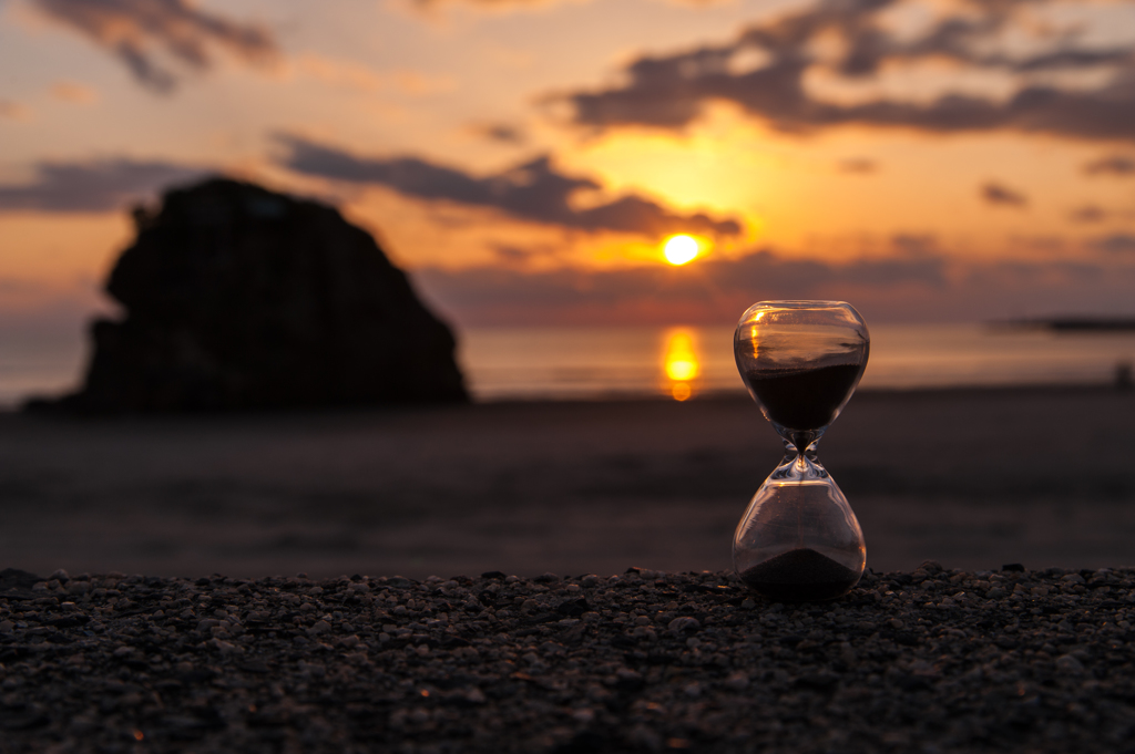 砂時計と夕日。