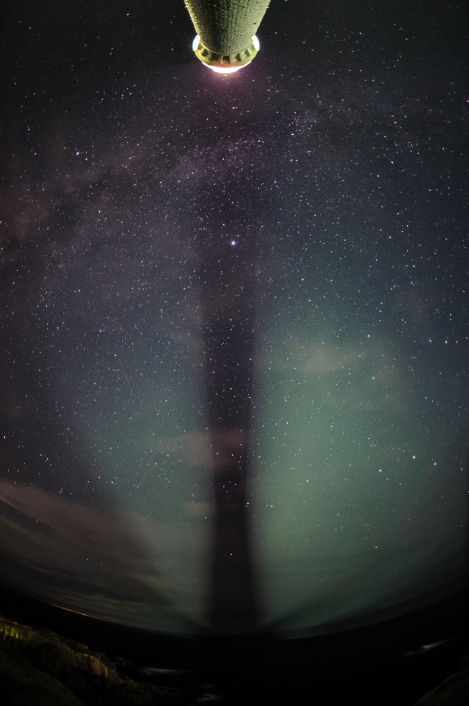 星空に日御碕灯台の影。