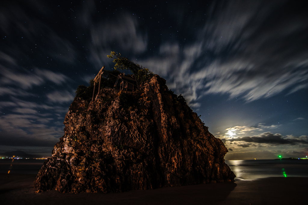 月夜の弁天島。