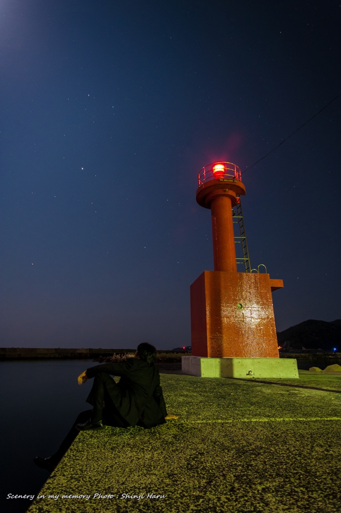大社港南防波堤灯台、月を眺める。