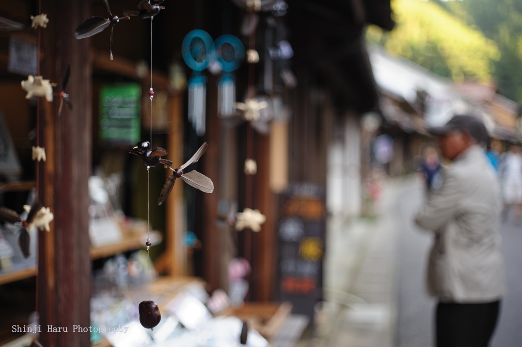 店先で。