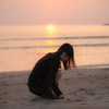 夕日の砂浜で。