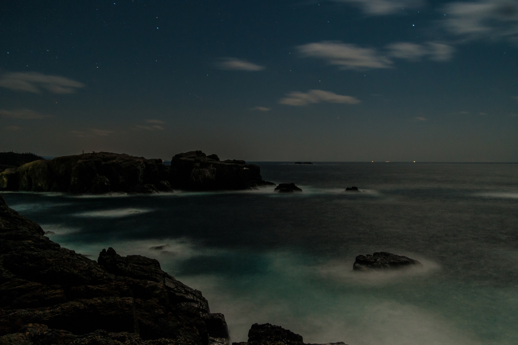 月夜の経島。