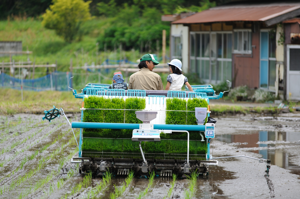 田植え機の３人。
