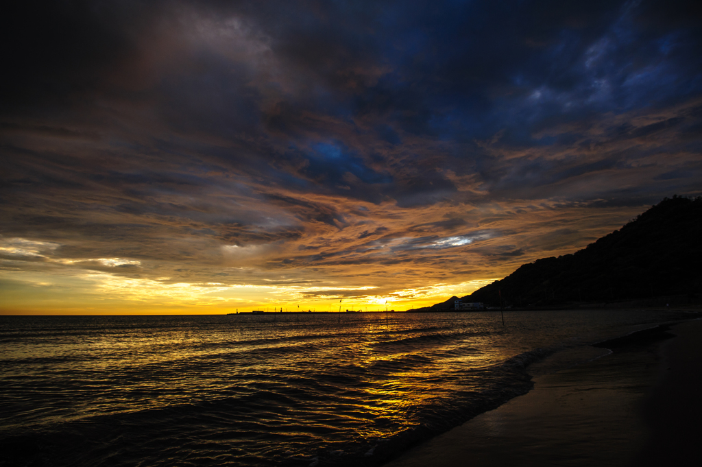 波打ち際の夕景。