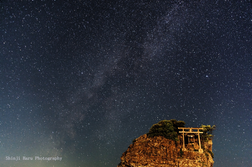 稲佐の浜、弁天島の星景。