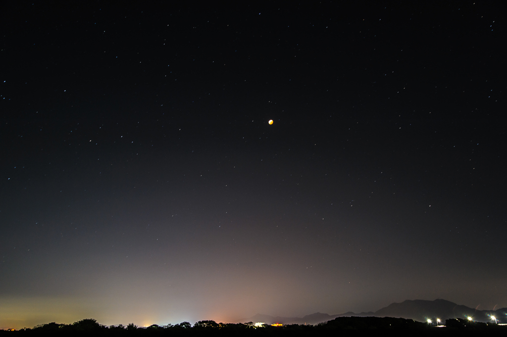 皆既月食のある星景。