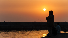 釣り人のいる夕景、16：9。