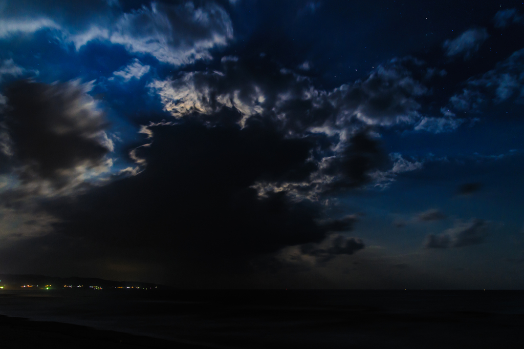 半月の月夜に雲と星。