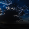 半月の月夜に雲と星。