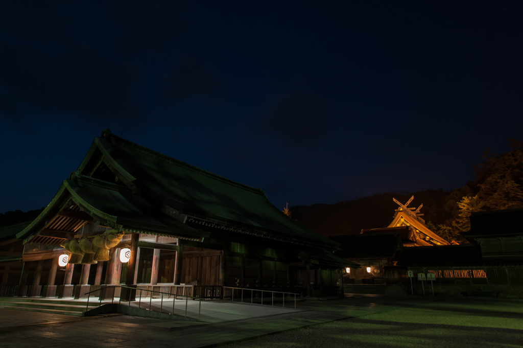 出雲大社本殿と拝殿、夜。