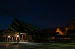 出雲大社本殿と拝殿、夜。
