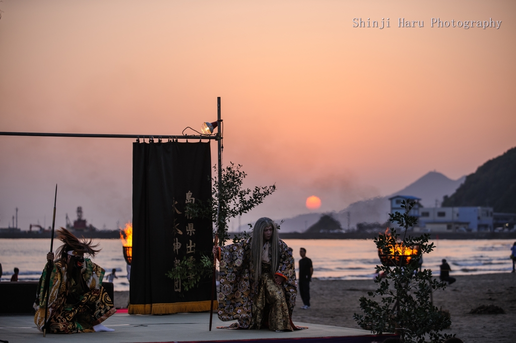沈む夕日に。