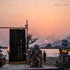 沈む夕日に。
