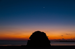 マジックアワーの三日月、稲佐の浜。