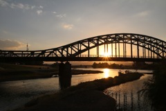 夕陽を浴びる旭橋