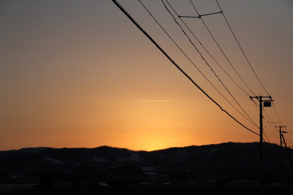 夕焼けと 飛行機雲と 電線と