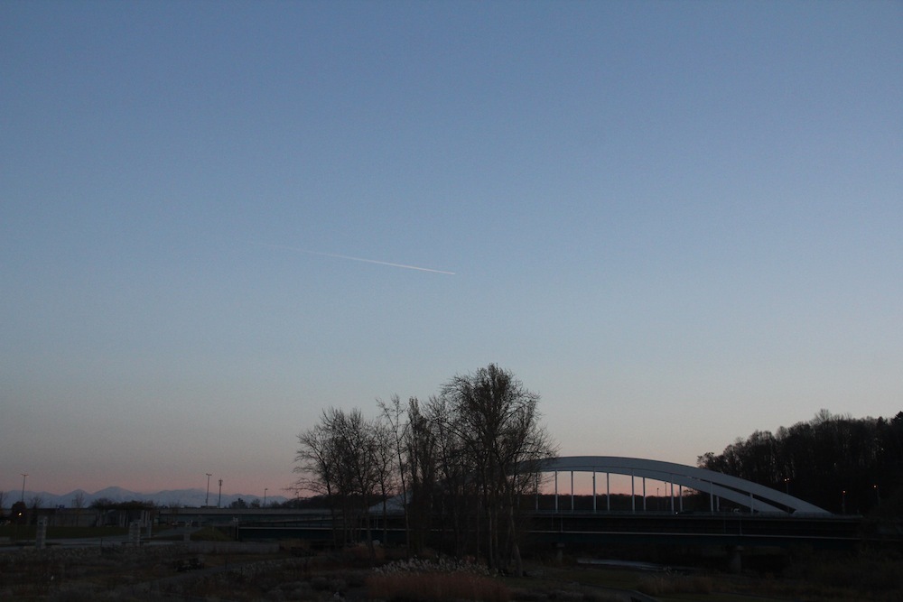 夕暮れと、飛行機雲と。