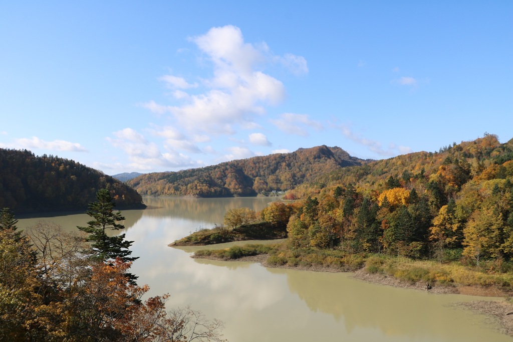 紅葉と桂沢湖