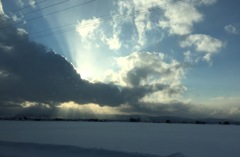 雲の間から