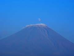 上に月
