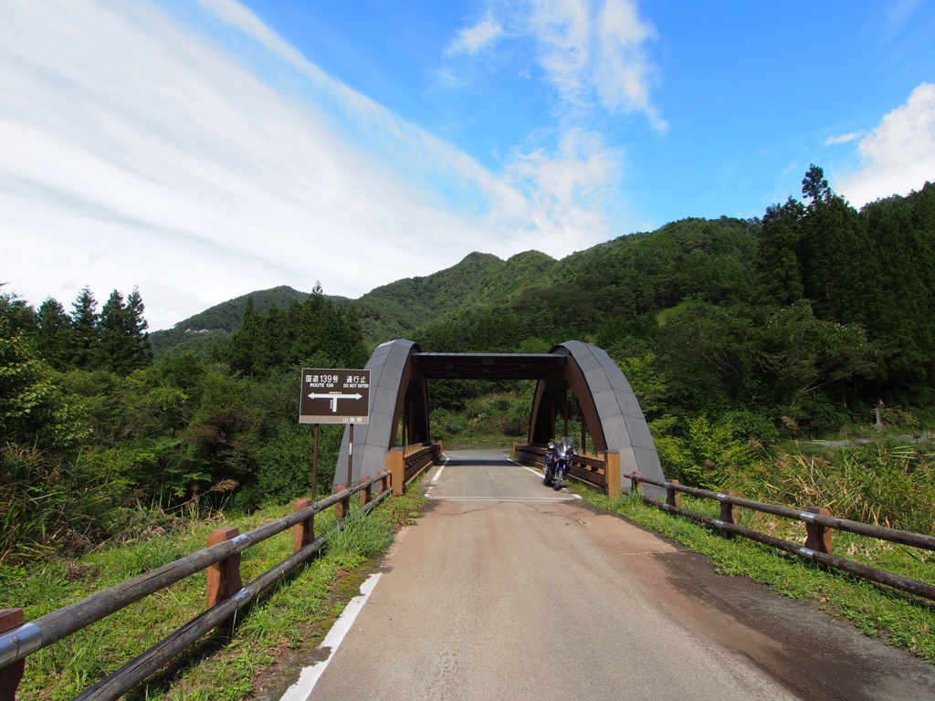 空、山、橋