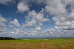オホーツク海と牧草地と雲