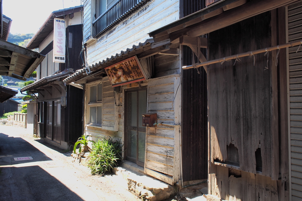 島のパーマ屋と酒屋