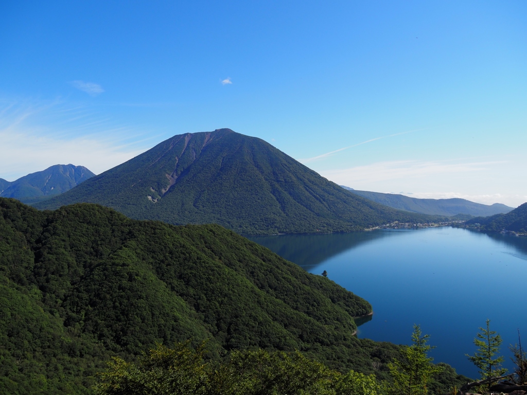 中禅寺湖と男体山