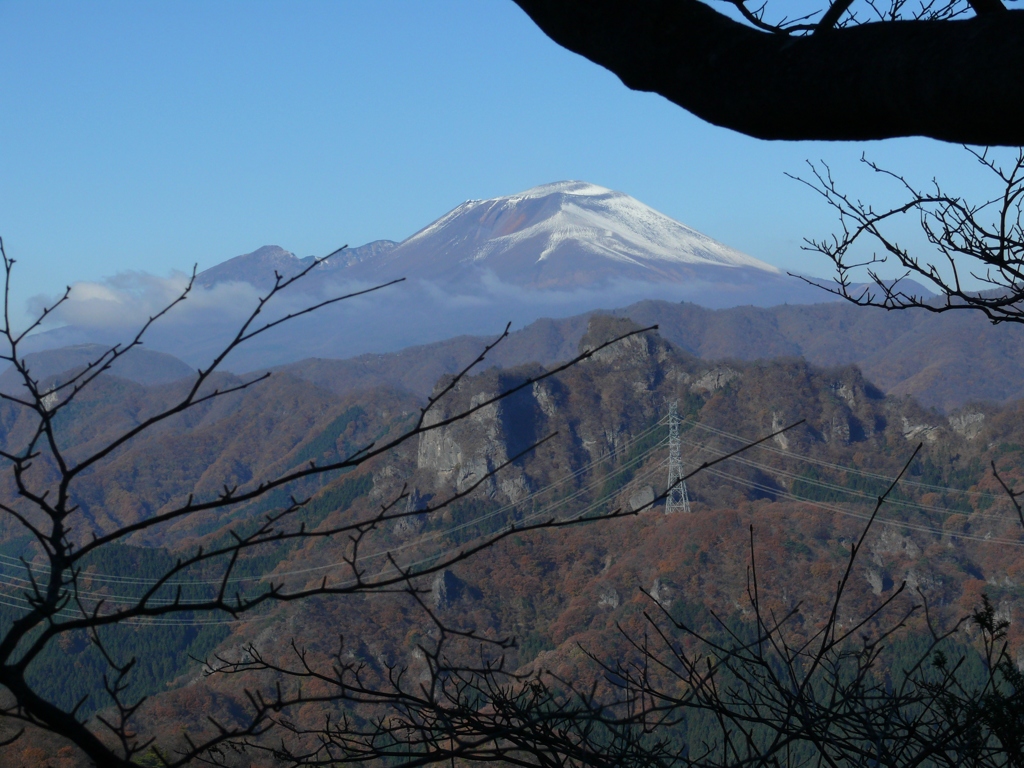 御岳から望む浅間山と山急山（五輪岩）