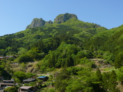 新緑の立岩