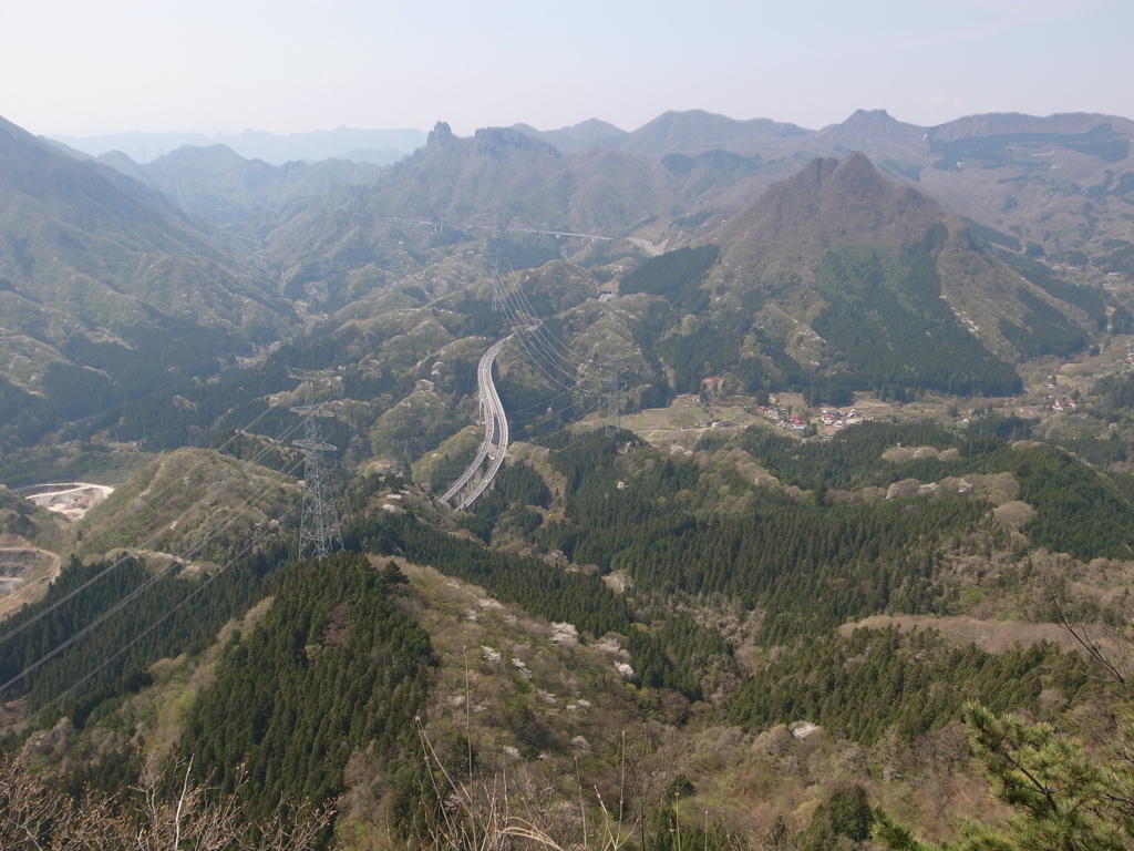 五輪岩からの眺め（上信越自動車道と稲村山・高岩）