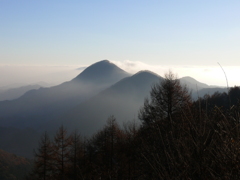 穏やかな朝の御荷鉾山