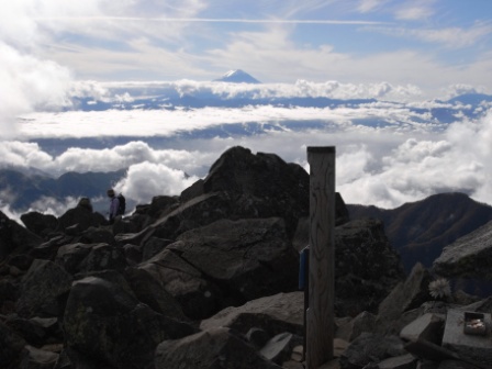 乾徳山山頂から見る富士山１
