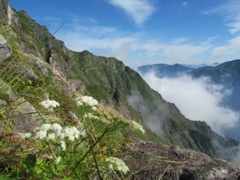 ザンゲ岩からシンセン岩峰を望む