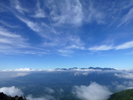 天女山から見る南アルプスと青空