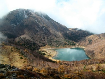 前白根山から見る白根山・五色沼