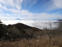 乾徳山の月に岩から見る富士山